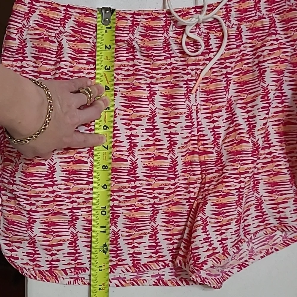 Vineyard Vines women's shorts with a vibrant pink and orange pattern size Large